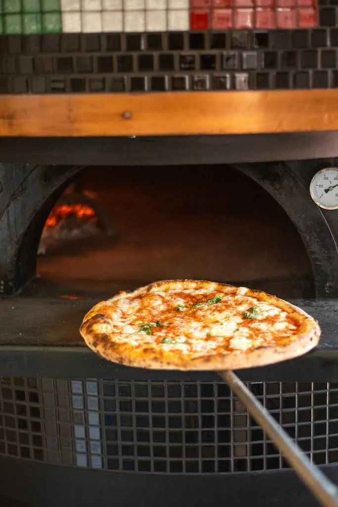 pizza neapolitaska wyjmowana z pieca w Rialto Pizza Neapolitańska ul Mochaniec 1 Kraków
